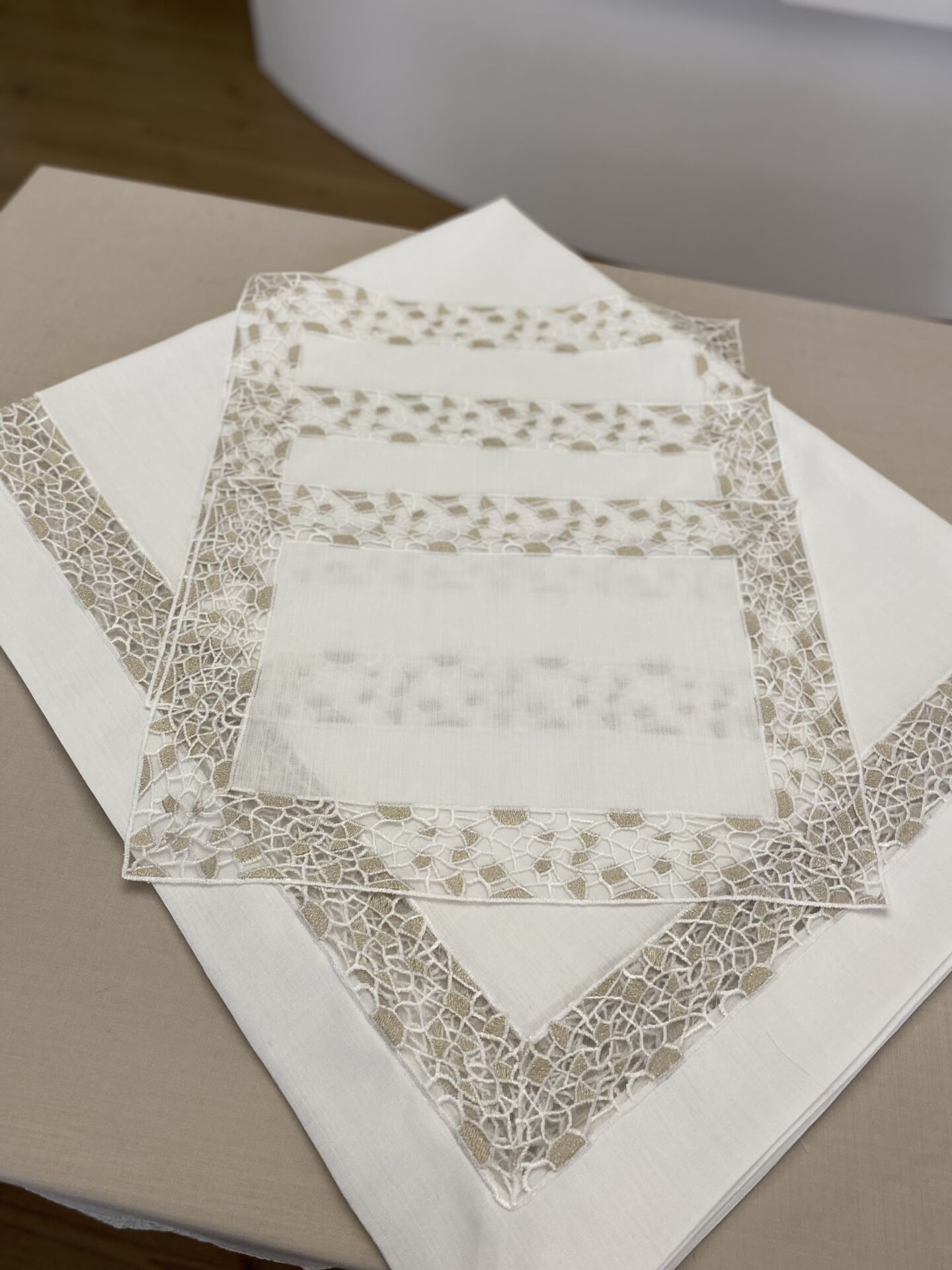Fransız Dantelli Masa Örtüsü | Beyaz&Gold