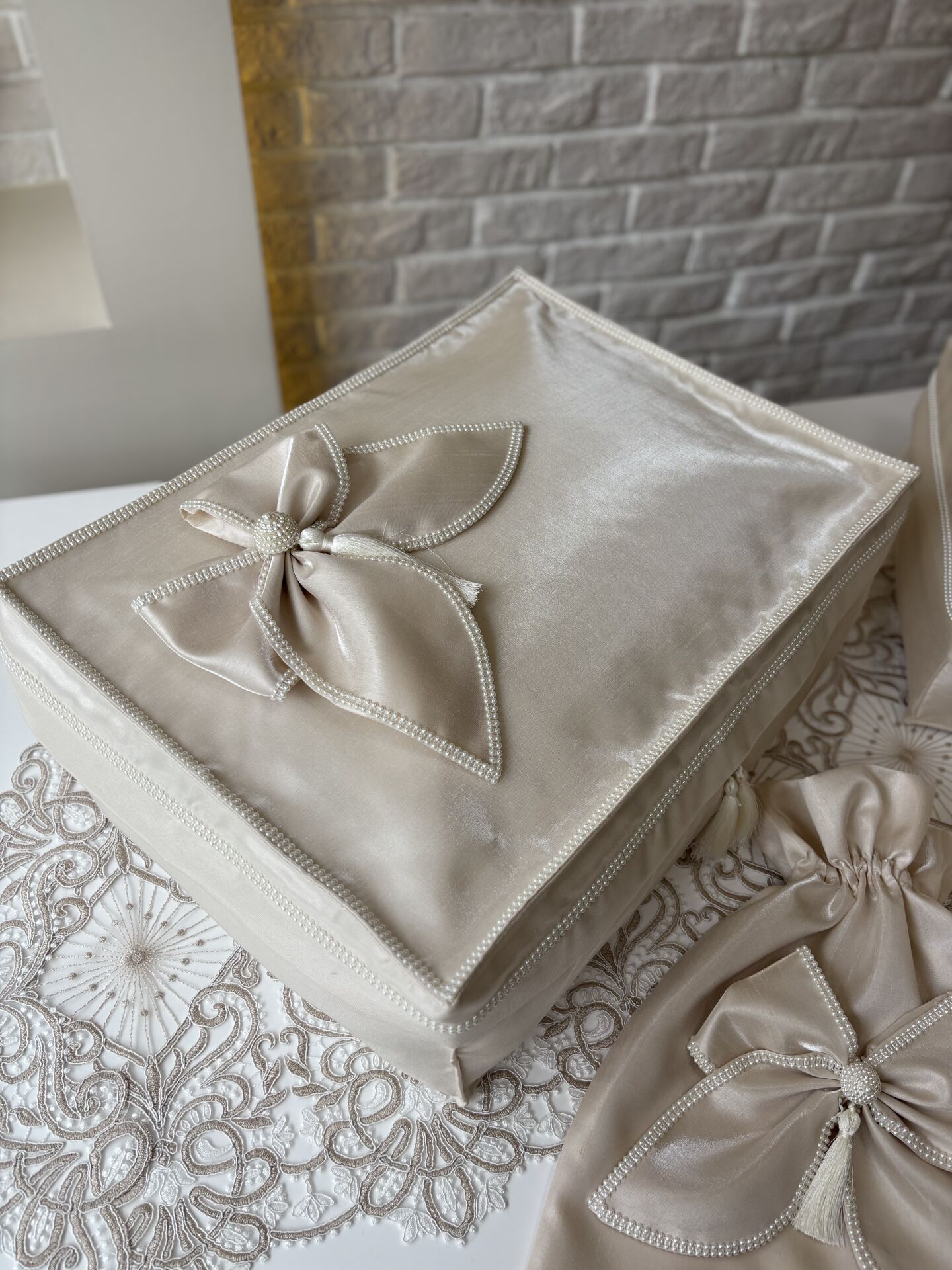 İncili Fiyonk Detaylı 3’lü Hurç | Cappuccino