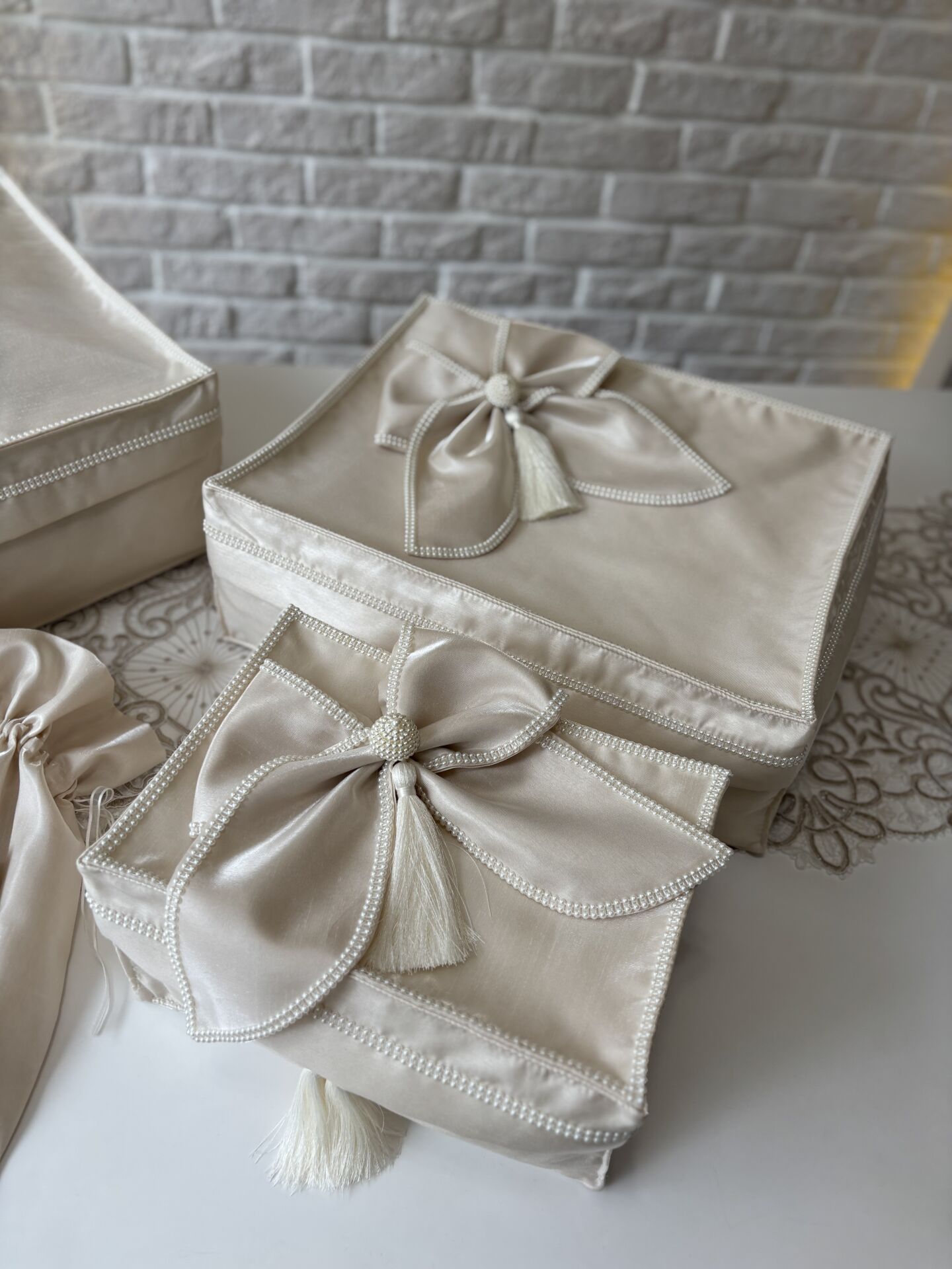 İncili Fiyonk Detaylı 3’lü Hurç | Cappuccino