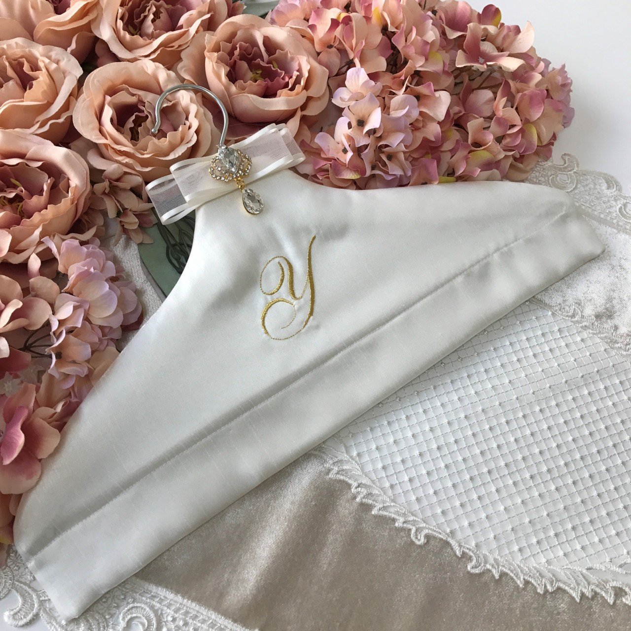 Harf Nakışlı Askı | Ekru&Gold