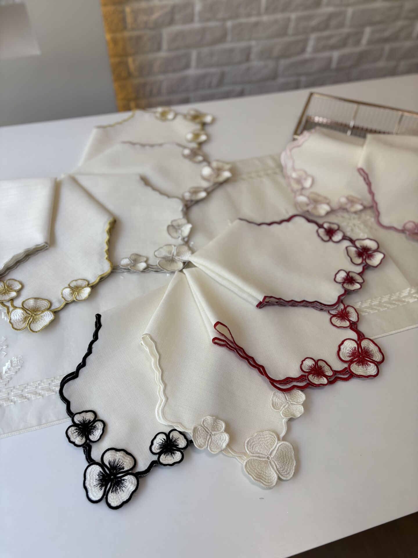 Üç Boyutlu Çiçekli Ekmek Örtüsü