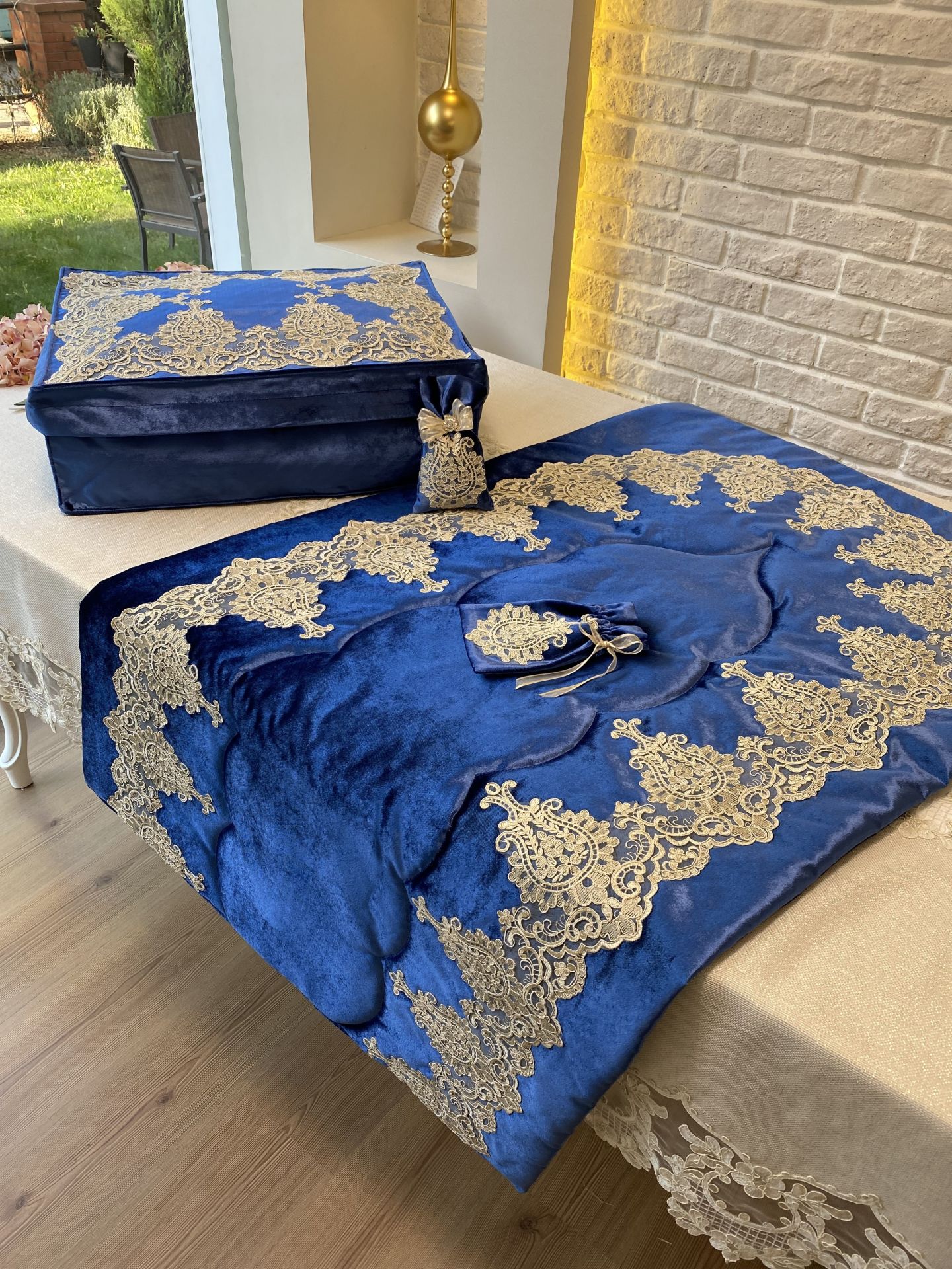 Fransız Dantelli Seccade Takımı | Saks Mavi&Gold