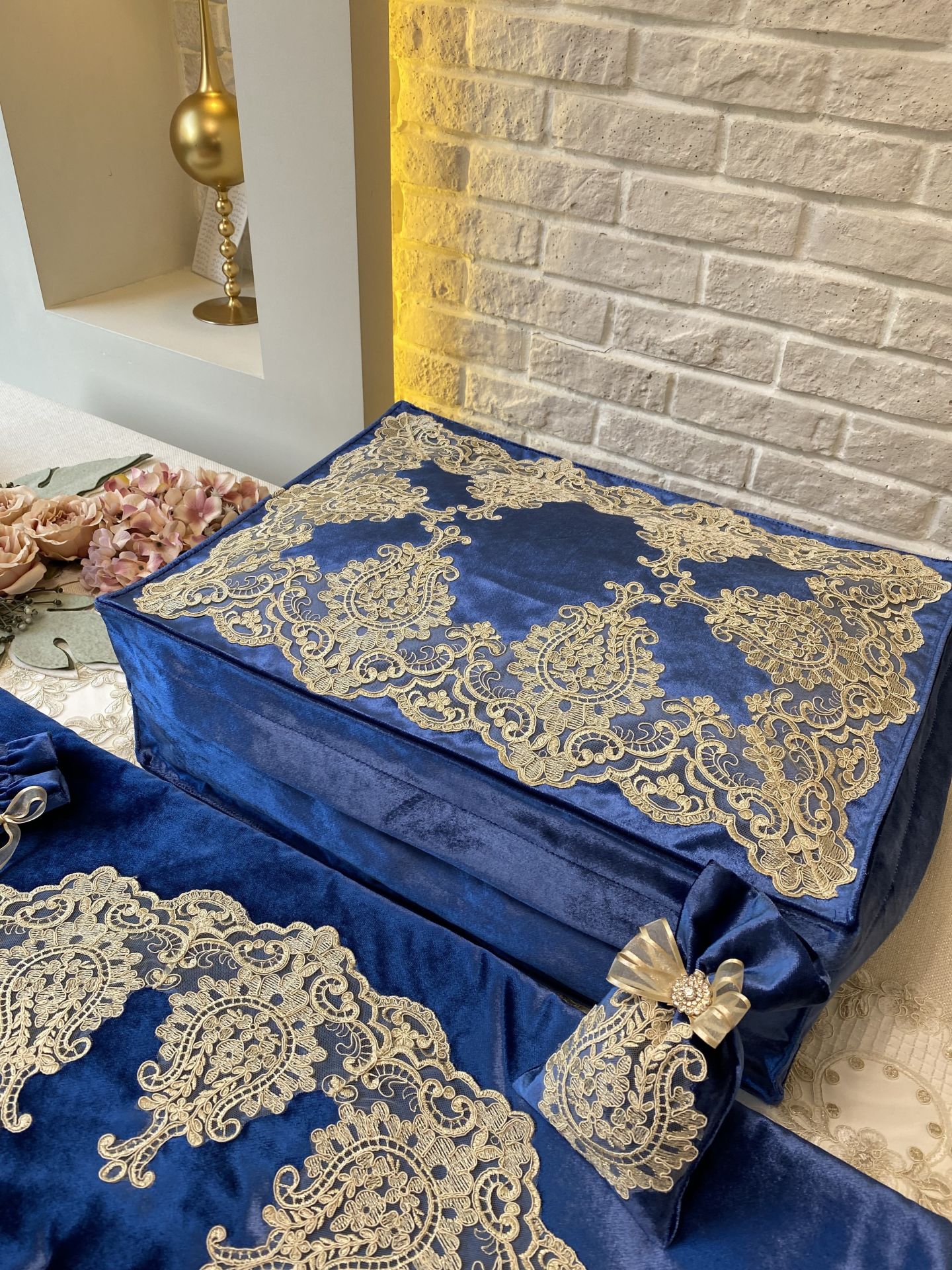 Fransız Dantelli Seccade Takımı | Saks Mavi&Gold