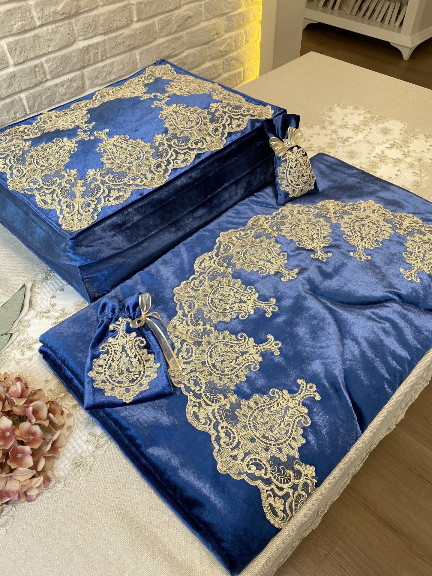 Fransız Dantelli Seccade Takımı | Saks Mavi&Gold