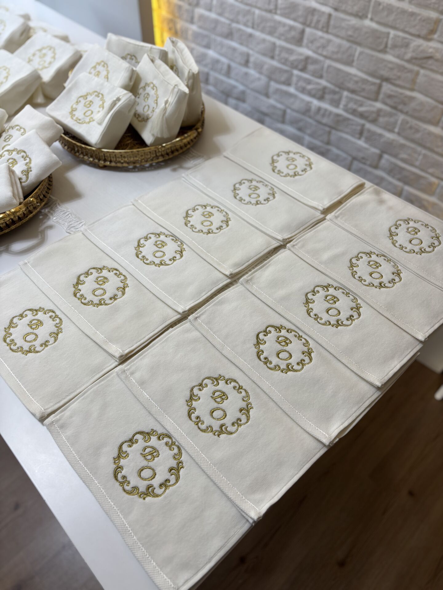 Harf Nakışlı Küçük Boy Havlu | Ekru&Gold