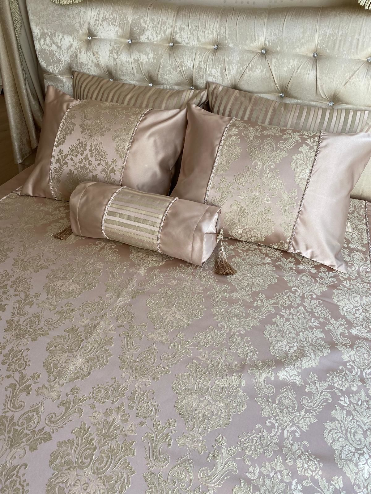 Damask Desen Yatak Örtüsü Pudra