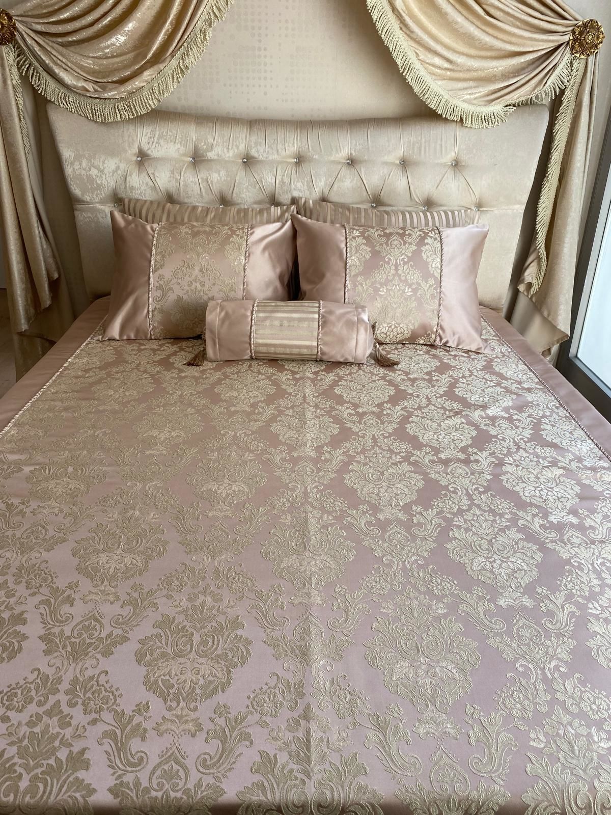 Damask Desen Yatak Örtüsü Pudra