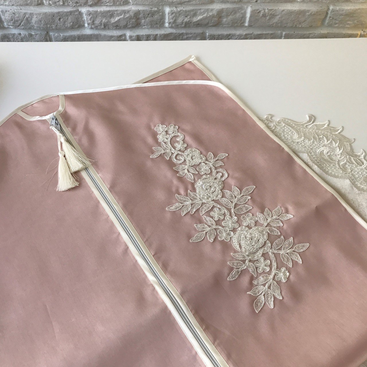 Fransız Dantelli Elbise Kılıfı | Ekru