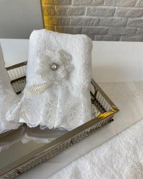Broş Detaylı&Dantelli Havlu
