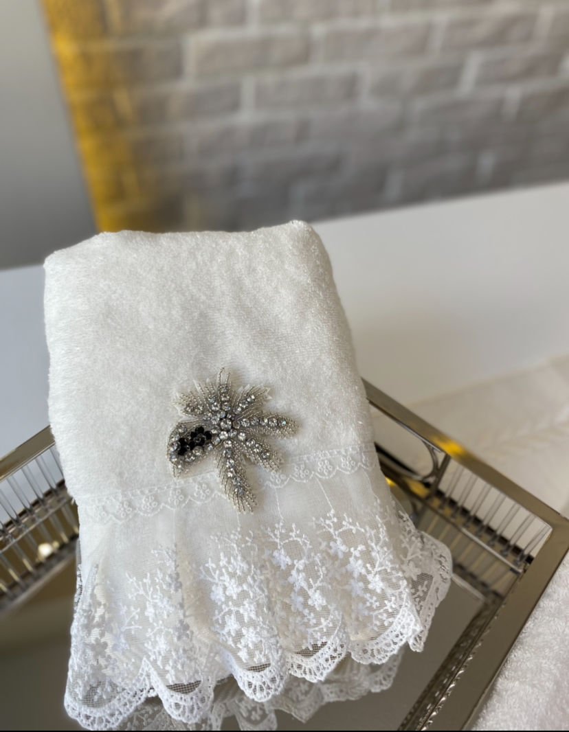 Broş Detaylı&Dantelli Havlu