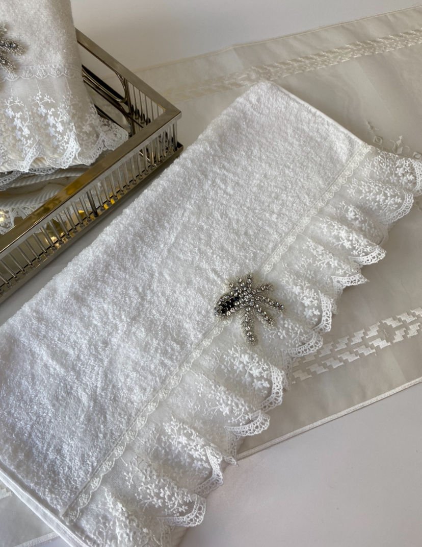 Broş Detaylı&Dantelli Havlu