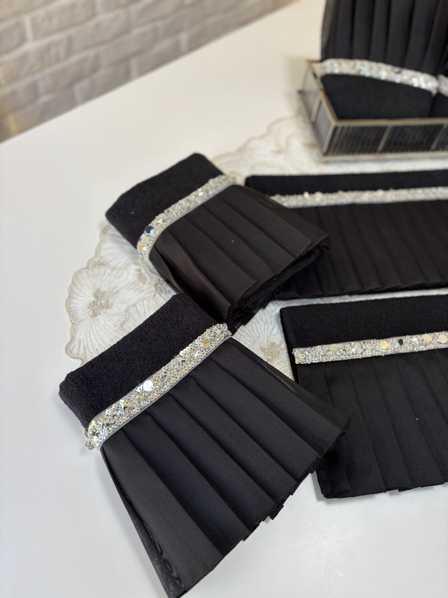 Taş Detaylı Havlu | Siyah