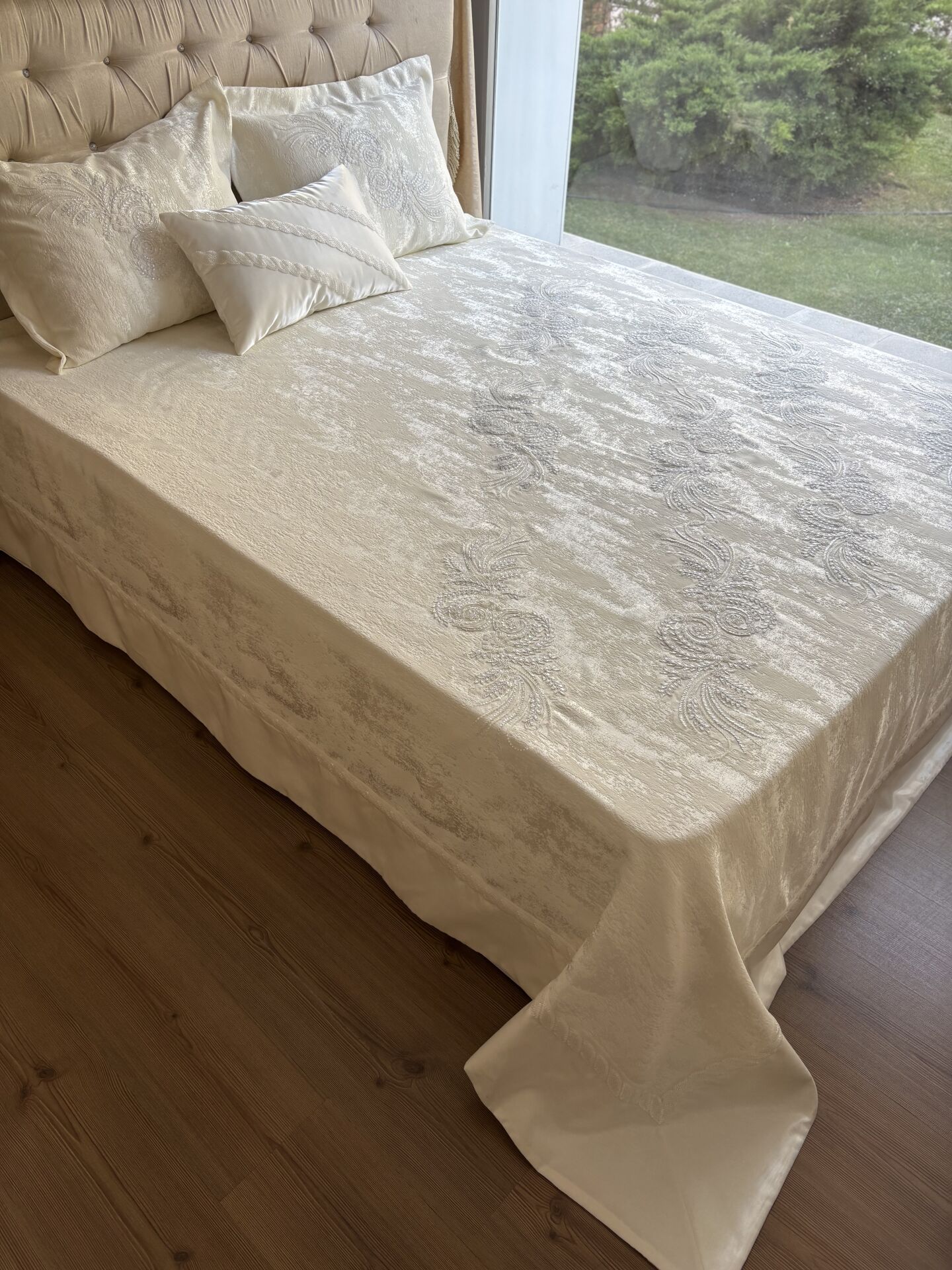 Fransız Dantelli Yatak Örtüsü | Ekru