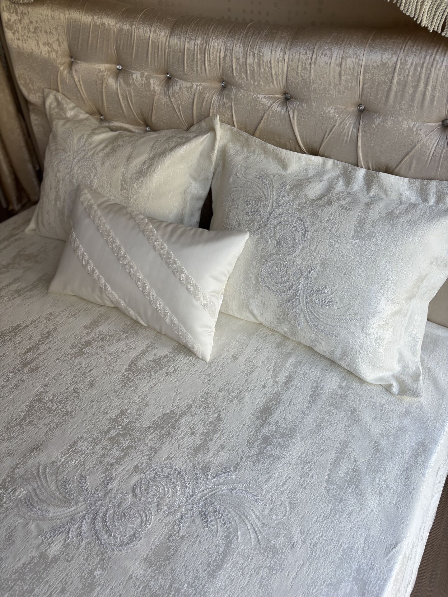 Fransız Dantelli Yatak Örtüsü | Ekru