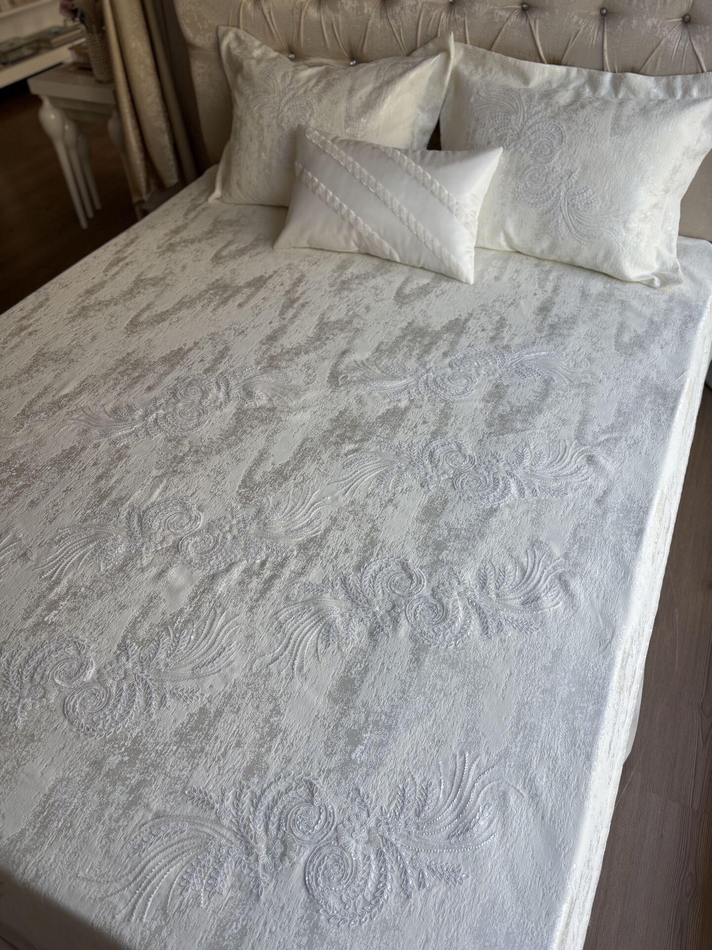 Fransız Dantelli Yatak Örtüsü | Ekru