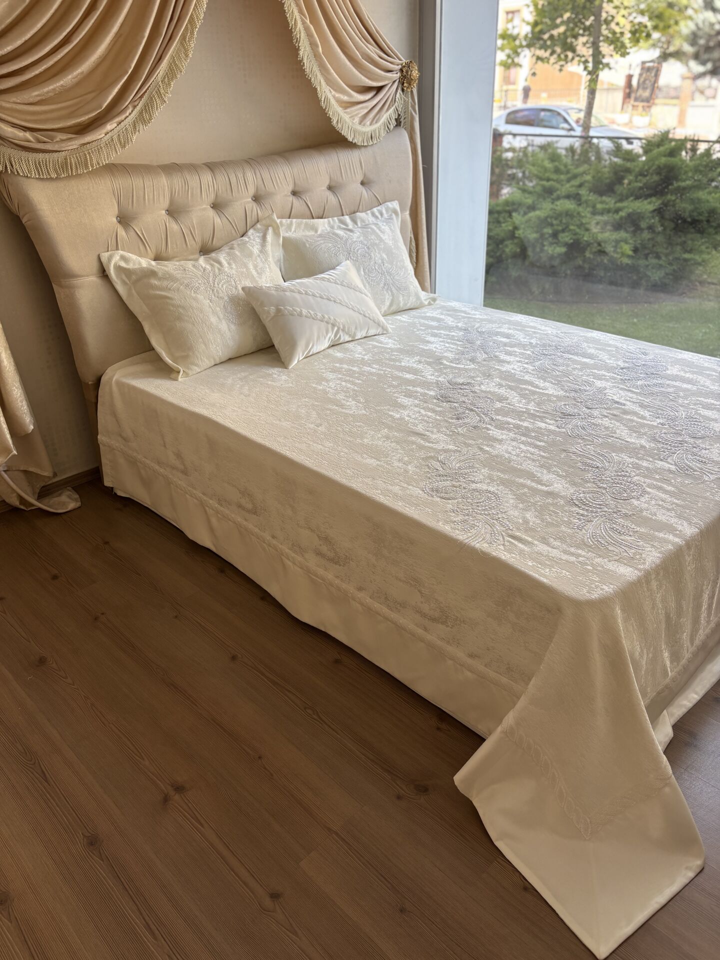 Fransız Dantelli Yatak Örtüsü | Ekru